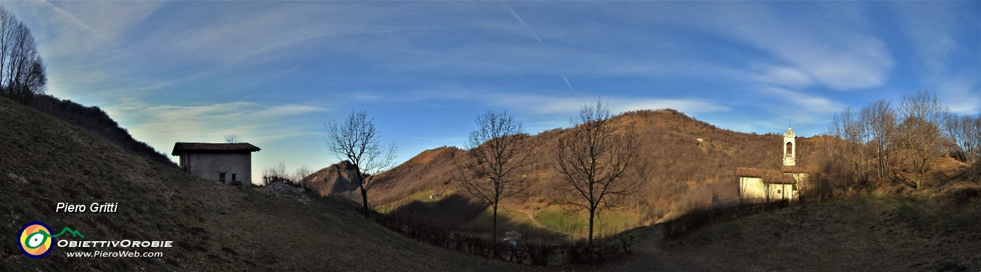 12 Salmezza con Corna Bianca-Costone-Filaressa al sole, sentiero 304A di salita al Podona in ombra.jpg